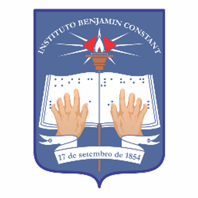 Logotipo do Instituto Benjamin Constant formado por um escudo azul onde em cima há uma tocha que ilumina um livro em braille cuja leitura é feita através das mãos. Acima da tocha, texto em arco, em letras brancas: 