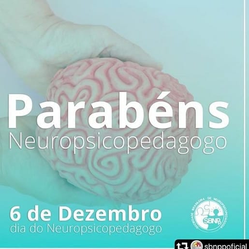 Ao fundo, mãos seguram a escultura de um cérebro humano. Texto em letras brancas: Parabéns Neuropsicopedagogo. 6 de Dezembro. Dia do Neuropsicopedagogo.